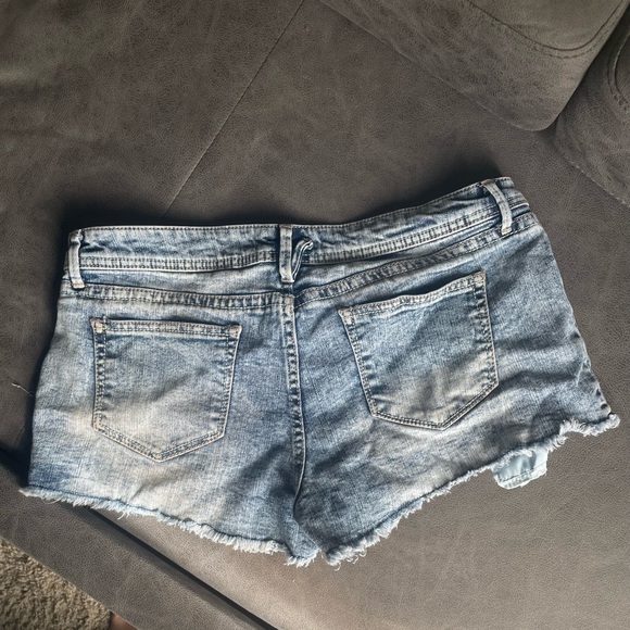 Cut off distressed jean shorts - Picture 3 of 6